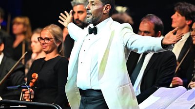 هاني فرحات أول عربي يقود الأوركسترا الملكية الفرنسية بقصر فرساي