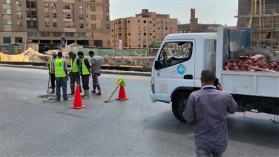 حي مصر القديمة يطهر بالوعات الأمطار ويستبدل غطاء صرف صحي بشارع الفسطاط | صور