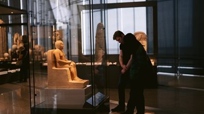 قبل افتتاحه.. الصحف العالمية تتغنى بالممشى السياحي الرابط بين المتحف الكبير والأهرامات