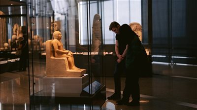 إقبال السائحين على مشاهدة القطع الأثرية بالمتحف المصري الكبير | صور 