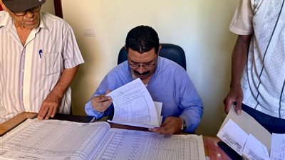  للاطمئنان على صرف الأسمدة.. وكيل وزارة الزراعة بسوهاج يتفقد جمعية الغريزات