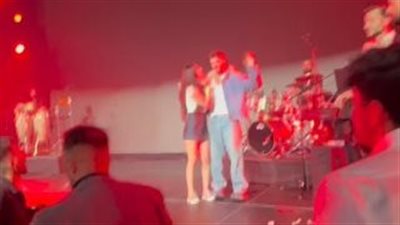 الجمهور يقتحم المسرح ومعجبة تحضن الشامي في حفله بالنرويج