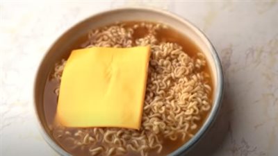 طريقة عمل الإندومي في البيت بدون مرقة دجاج.. 3 وصفات للغداء سريعة التحضير