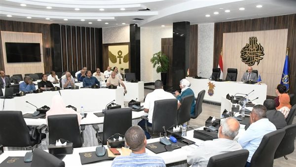 اجتماع محافظ أسوان