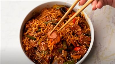 طريقة عمل الإندومي الكوري.. وصفات سويت آند ساور بالنودلز والمكرونة