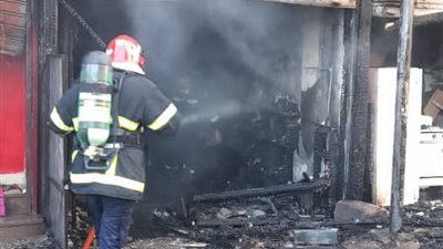 الدفع بسيارتي إطفاء للسيطرة على حريق محل أدوات كهربائية في أخميم بسوهاج