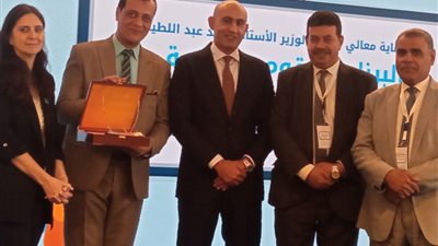 وزير التعليم يكرم مدير تعليم سوهاج ويعلن انطلاق المرحلة الثانية للبرنامج القومي لتنمية مهارات القراءة والكتابة