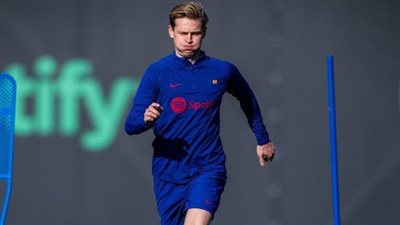 برشلونة يعلن إصابة لاعب الوسط الهولندي فرينكي دي يونج