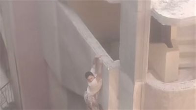 شاهد عيان يكشف تفاصيل صادمة في واقعة سقوط فتاة من عمارة مهجورة بالوراق | خاص