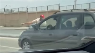 تمسك بكابوت السيارة.. الأجهزة الأمنية تضبط مهندسًا حاول دهس عامل بسيارته بالقاهرة الجديدة 