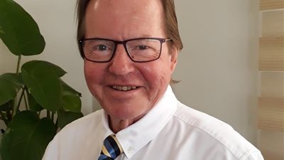 وفاة كولن روجرز المؤسس المشارك لمدرسة الألسن