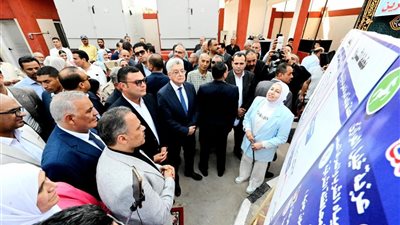 وزير الإسكان ومحافظ الشرقية يفتتحان محطة صرف صحي بقرية خليل العزازي 