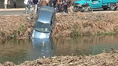 انتشال سيارة ملاكي سقطت في ترعة المريوطية بالجيزة