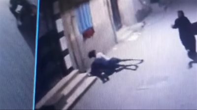 كسر لمبة عليها.. الأمن يفحص واقعة اعتداء شاب على سيدة بالضرب وإسقاطها أرضًا في الجيزة