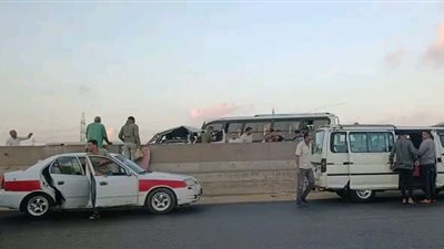 إصابة 11 عاملًا في انقلاب ميكروباص بطريق بلبيس – العاشر من رمضان