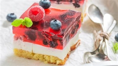 طريقة عمل الجيلي بالنشا.. طبقات لذيذة بقطع البسكويت أو الفواكه