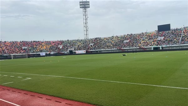 أمطار غزيرة على ملعب