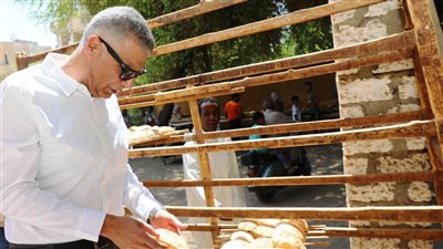 محافظ أسوان يواصل جولاته بتفقد المخابز ومحلات الجزارة: لا تهاون بشأن صحة المواطنين