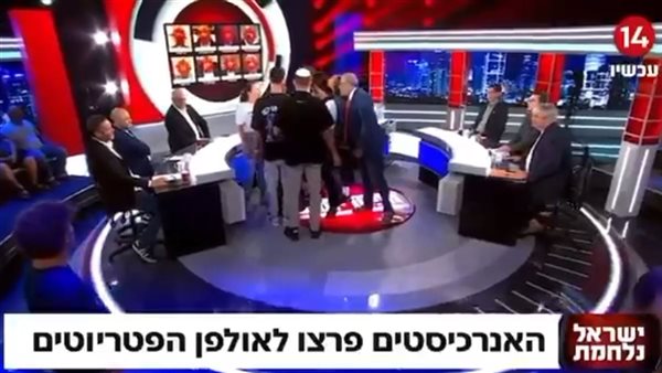  نشطاء يقتحمون استوديو