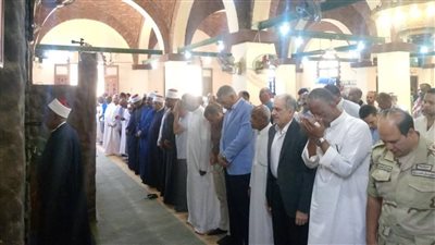 محافظ أسوان يؤدى صلاة الجمعة بمسجد عبد الرحمن بغرب سهيل وسط حضور كبير من الأهالى