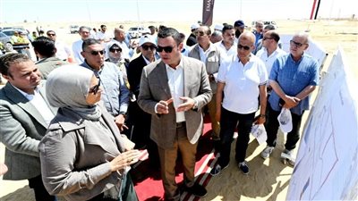 وزير الإسكان يتفقد مشروعات شبكات الطرق والمرافق بتوسعات مدينة الشيخ زايد