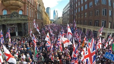 احتجاجًا على المهاجرين والمسلمين.. مظاهرات حاشدة من اليمين البريطاني تشل العاصمة لندن