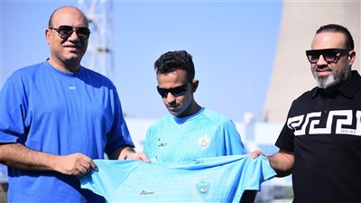 تقديرا لمساندته.. غزل المحلة يمنح محمد حمودة مشجع الفريق بطاقة حضور المباريات