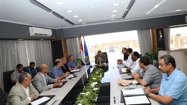 محافظ أسوان خلال