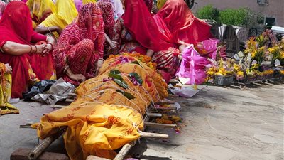 مراهق هندي يسعل خلال جنازته ويصدم المشيعين