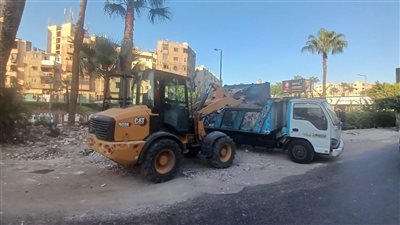 لتيسير حركة المرور حي وسط بالإسكندرية يزيل رديم من الطريق