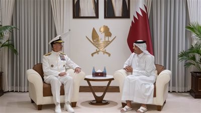 رئيس الوزراء القطري يبحث مع قائد القيادة الوسطى الأمريكية تعزيز التعاون العسكري والدفاعي