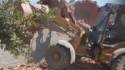 إزالة 4 مقابر تحت الإنشاء على أرض زراعية بقرية سندنهور في بنها