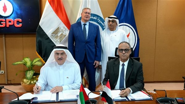 جانب من التوقيع