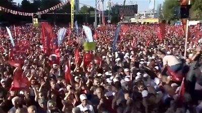 بهتافات ضد أردوغان.. عشرات الآلاف يتظاهرون في العاصمة التركية أنقرة