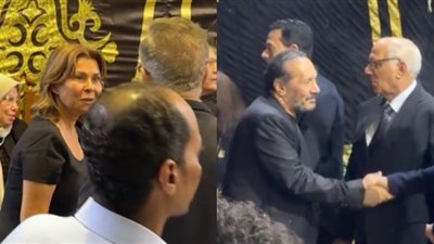 علي الحجار وسلوى محمد علي يقدمان واجب العزاء في أرملة سيد مكاوي بمسجد عمر مكرم