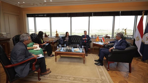 اجتماع وزير السياحة