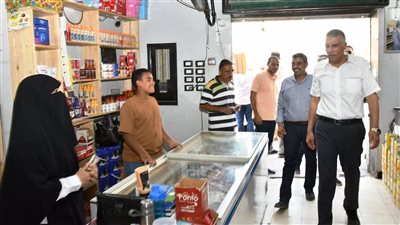 محافظ أسوان يفاجئ معرض أهلًا مدارس بكوم أمبو ويتفقد المستلزمات المدرسية والغذائية المخفضة