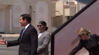 زوجة وزير الخارجية الأمريكي تتعثر على درج الطائرة في الدوحة