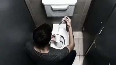 حقن ورق المرحاض بدم مصابي الإيدز يثير الذعر في فرنسا.. ما القصة؟