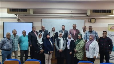 محافظ بني سويف يناقش تقرير مشاركة وحدة السكان في دورة تنمية مهارات القيادات لدعم القضية السكانية