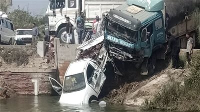 انقلبت في الترعة.. تصادم سيارتين بطريق أبو المطامير بالبحيرة| صور
