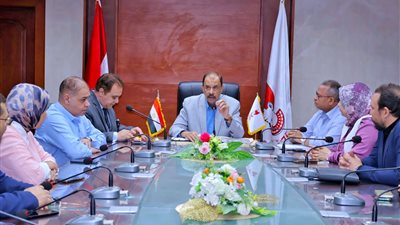 محافظ سوهاج يعقد اجتماعًا لبحث المقترح النهائي لتطوير وتجميل شارع المحطة