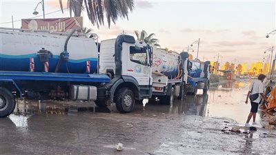 استجابة لما نشره القاهرة 24.. الدفع بـ 4 سيارات لشفط مياه الصرف الصحي بشوارع الإذاعة والتليفزيون بمطروح