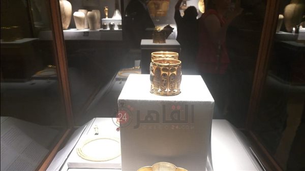 الأسورة الذهبية المعروضة