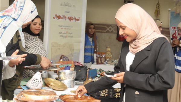 أحد المعارض المشاركة