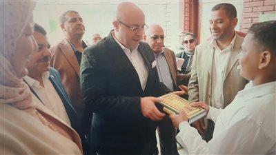 محافظ بني سويف يزور مدرسة الشهيد أحمد عبد الرحيم ويُسلم الكتب لنجله.. والأخير يهديه مصحفا