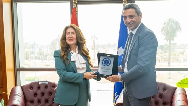 محافظ السويس يستقبل