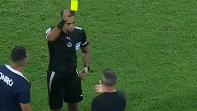رد فعل مفاجئ من فيريرا بعد حصوله على بطاقة صفراء في مباراة الزمالك والإسماعيلي