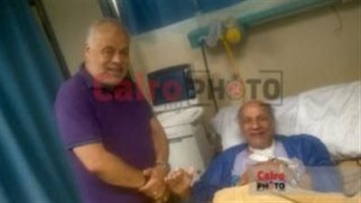 بعد استغاثته.. زيارة خاصة من أشرف زكي ومنير مكرم لـ عيد أبو الحمد بعد خضوعه لعملية بالقلب| خاص 