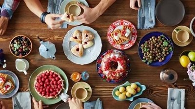 طبيب يحذر من النظام الغذائي الغني بالسكر: يزيد من خطر الإصابة باعتلال الشبكية السكري 